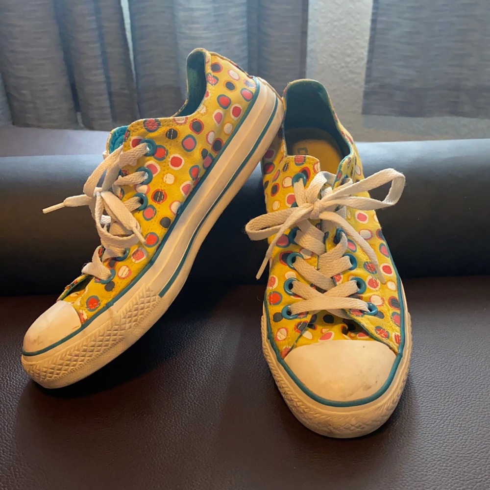 Polka dot low top converse